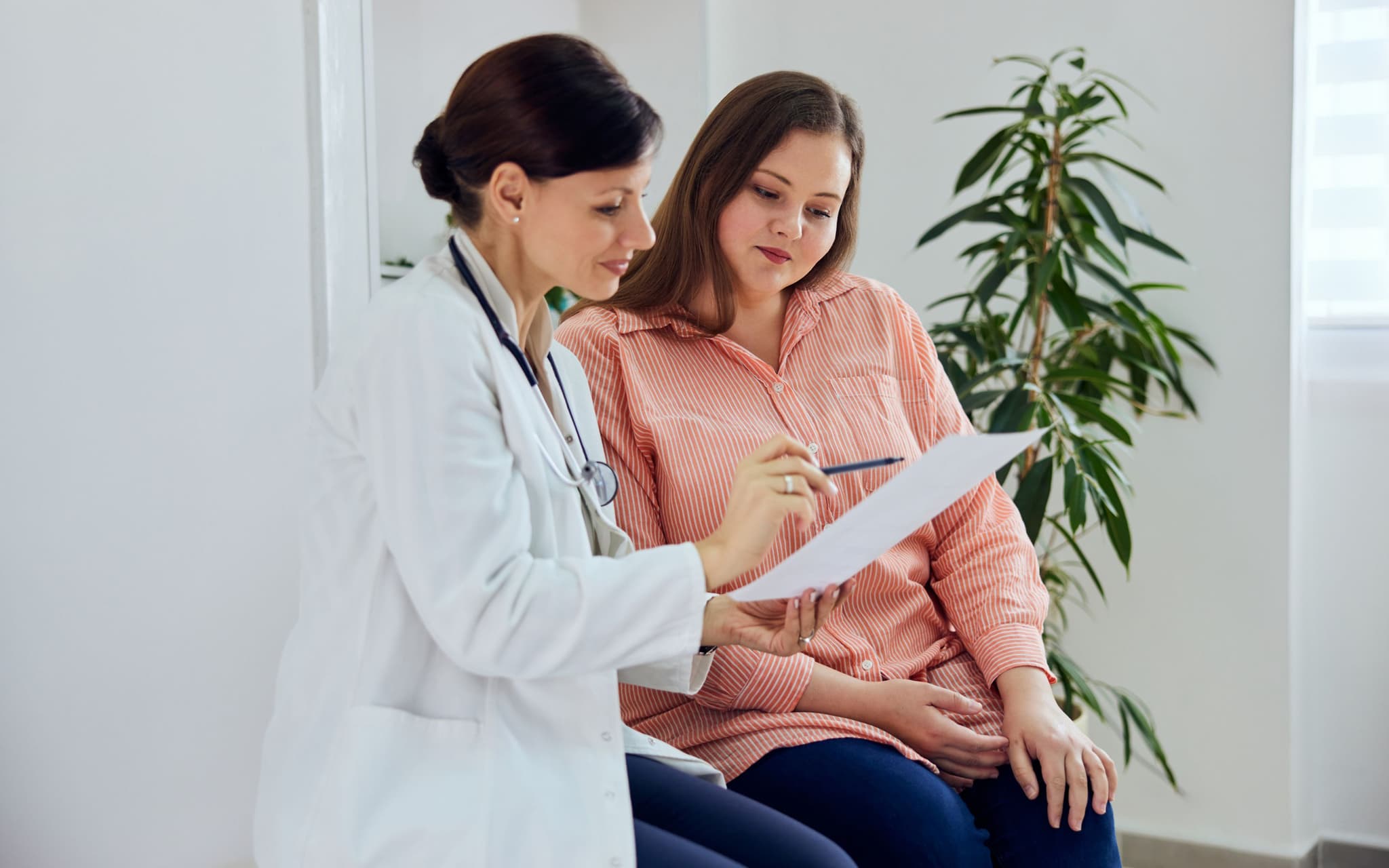 Bild: Ärztin berät eine Patientin mit Adipositas.