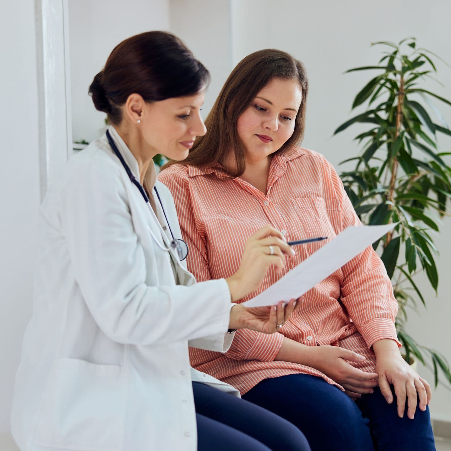 Bild: Ärztin berät eine Patientin mit Adipositas.