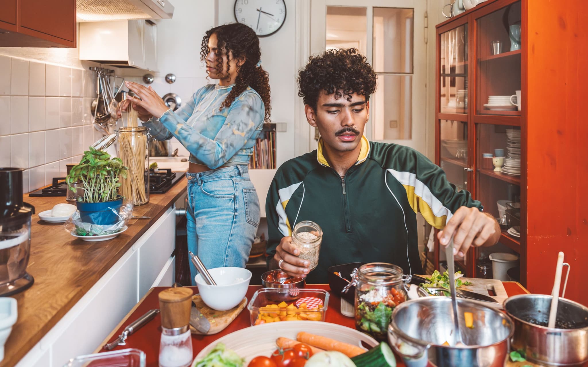 Vegane Ernährungspyramide: Junges Paar beim Kochen