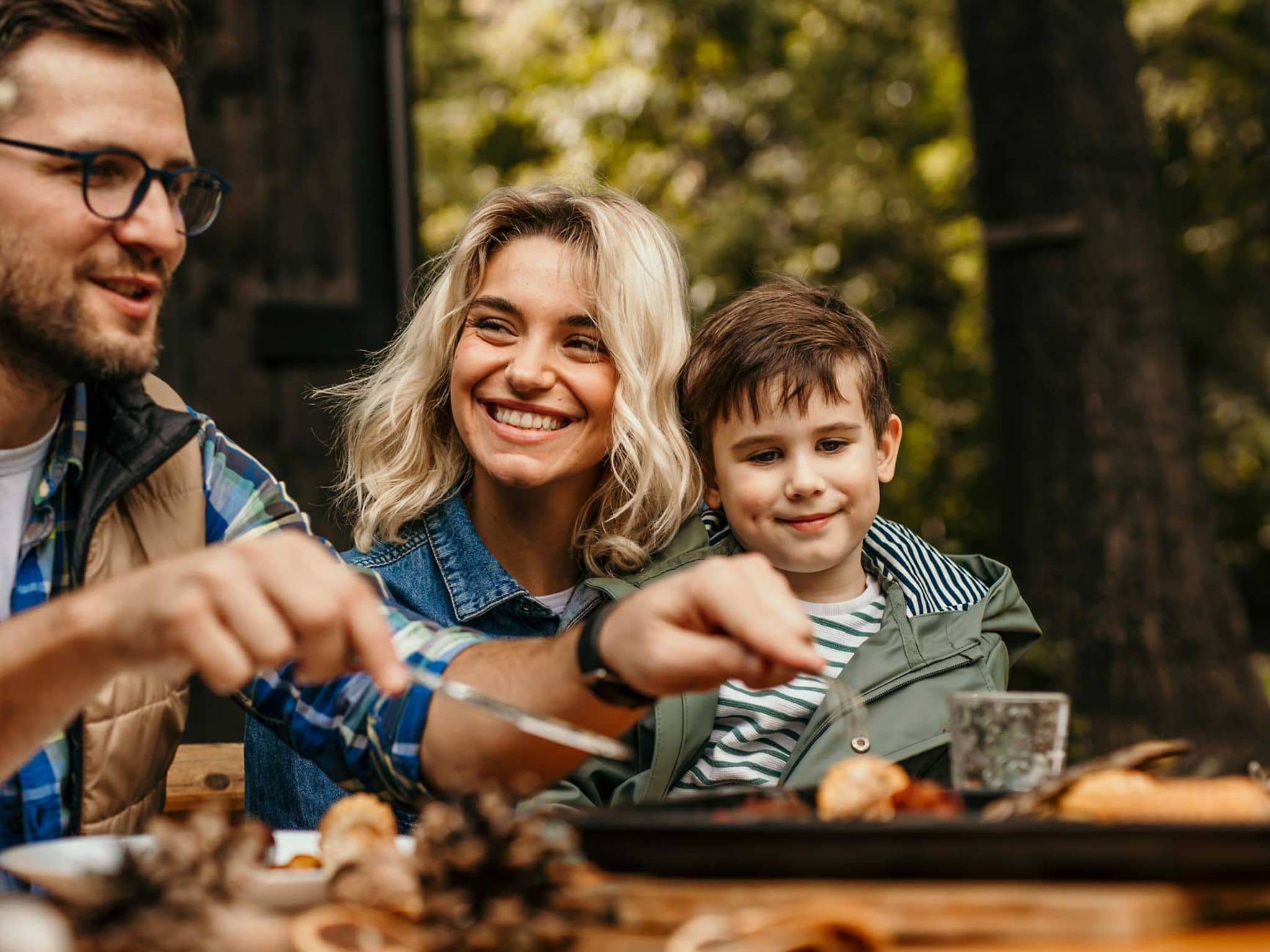Flexitarismus: Familie isst draußen