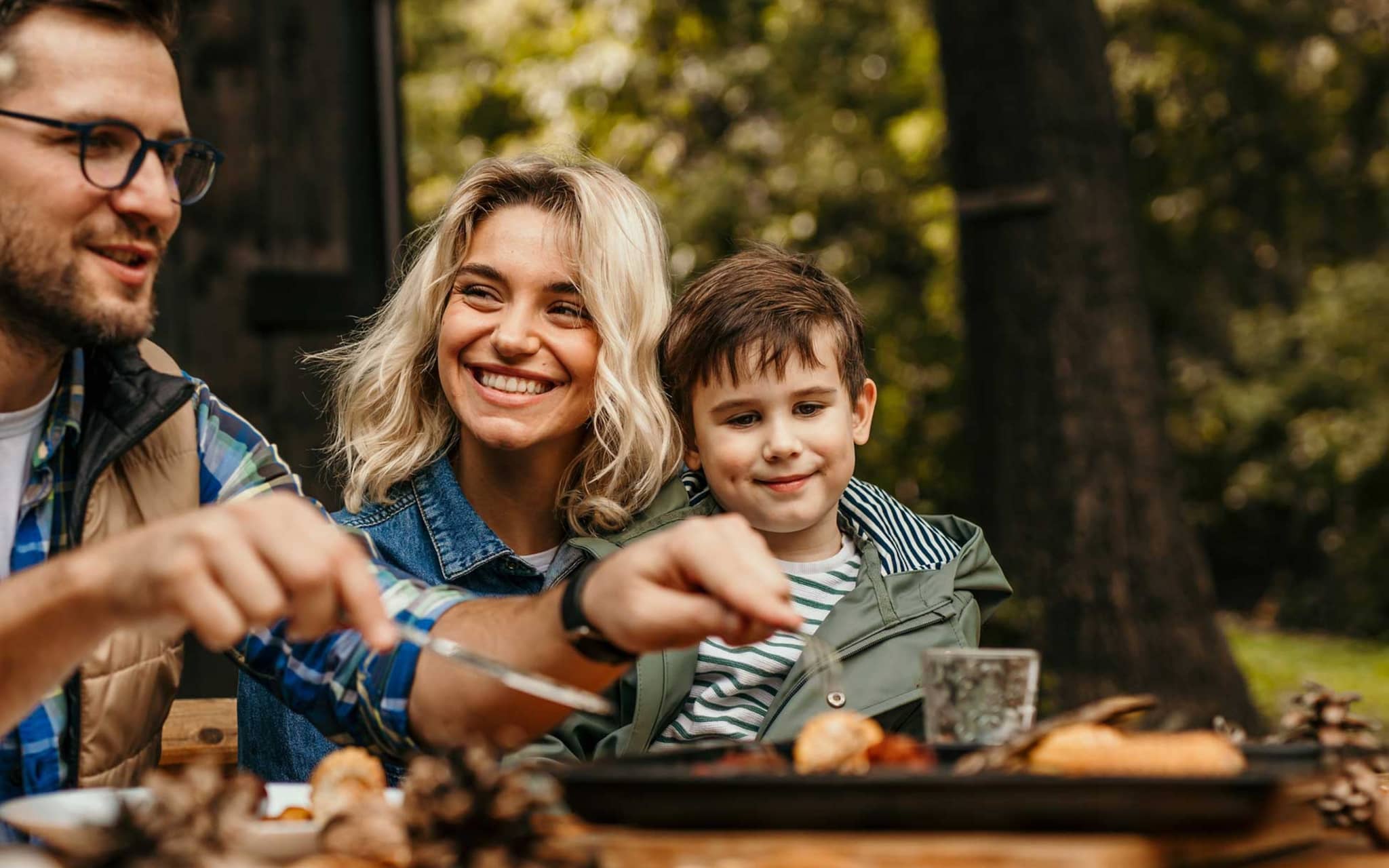 Flexitarismus: Familie isst draußen