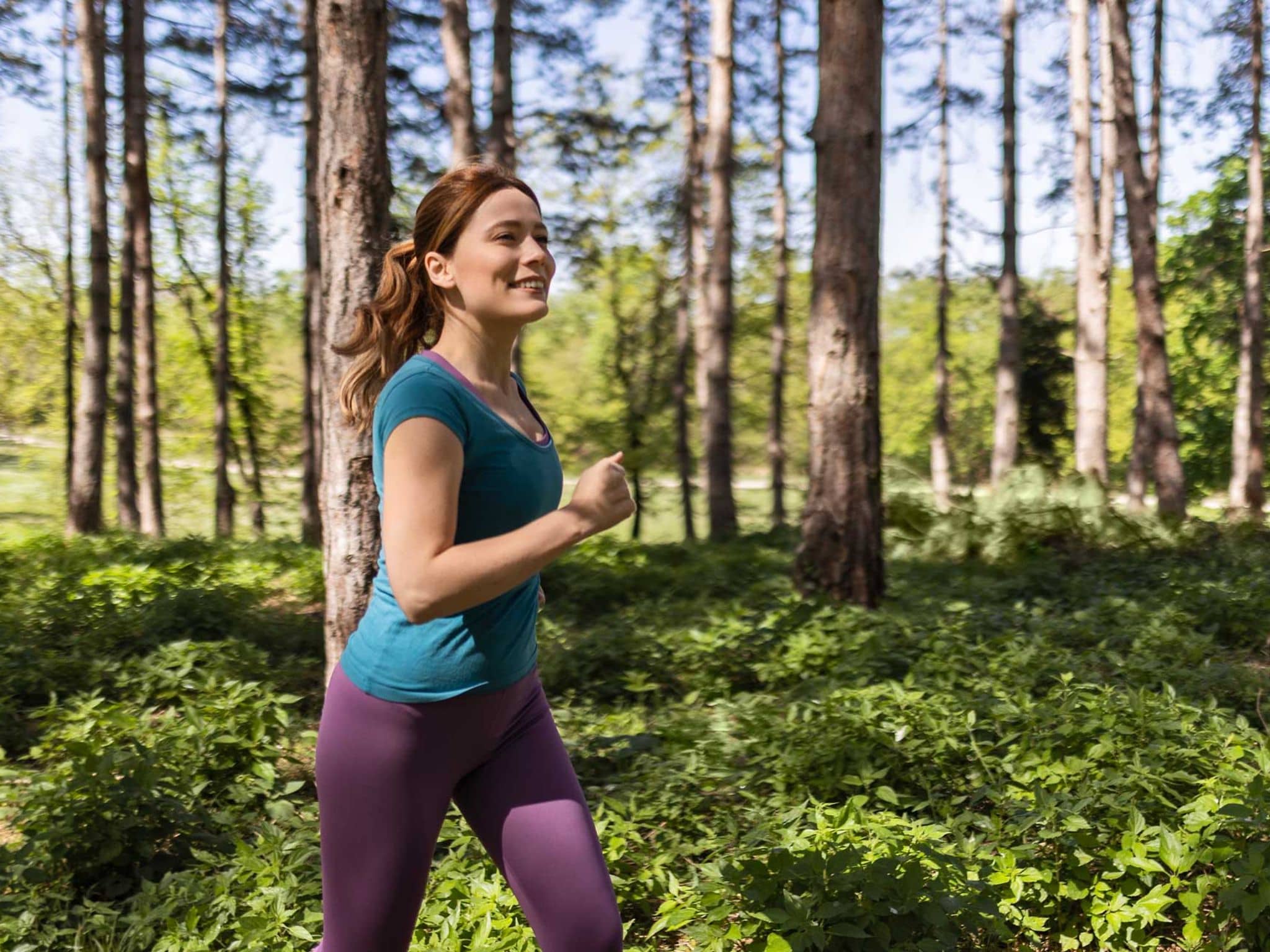 Joggen für Anfängerinnen: Junge Frau läuft durch Park