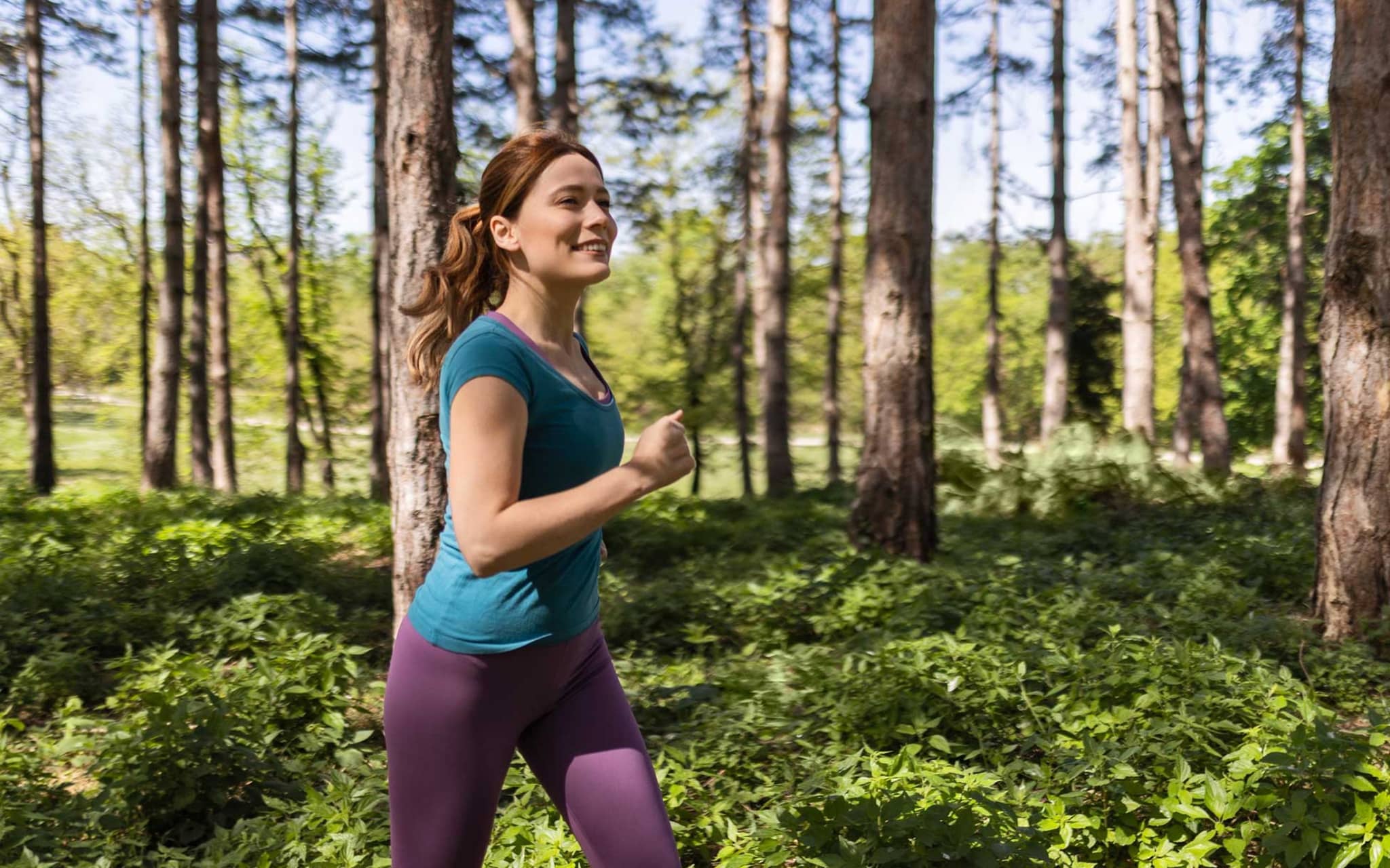 Joggen für Anfängerinnen: Junge Frau läuft durch Park