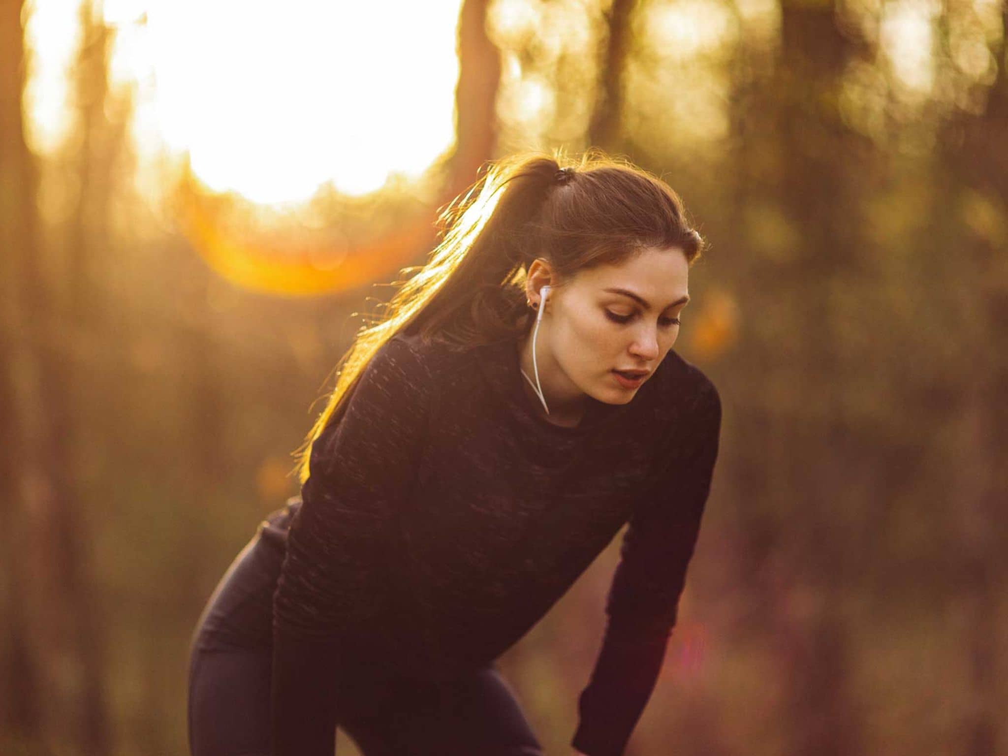 Richtig atmen beim Joggen: Junge Läuferin holt tief Luft