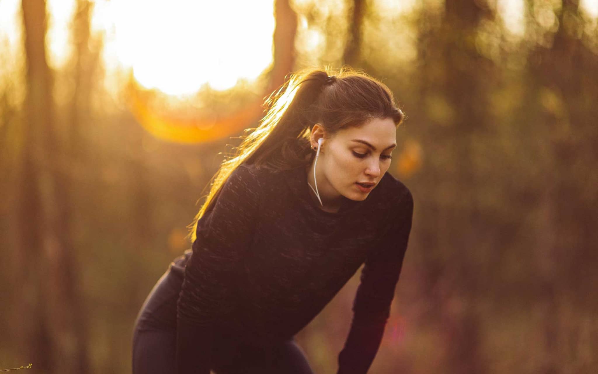 Richtig atmen beim Joggen: Junge Läuferin holt tief Luft