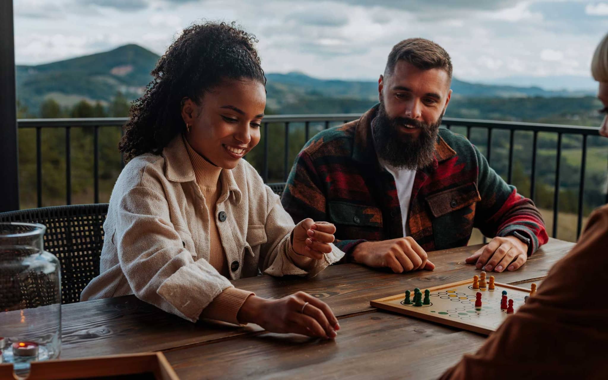 Digital Detox: Freunde spielen Mensch ärgere dich nicht