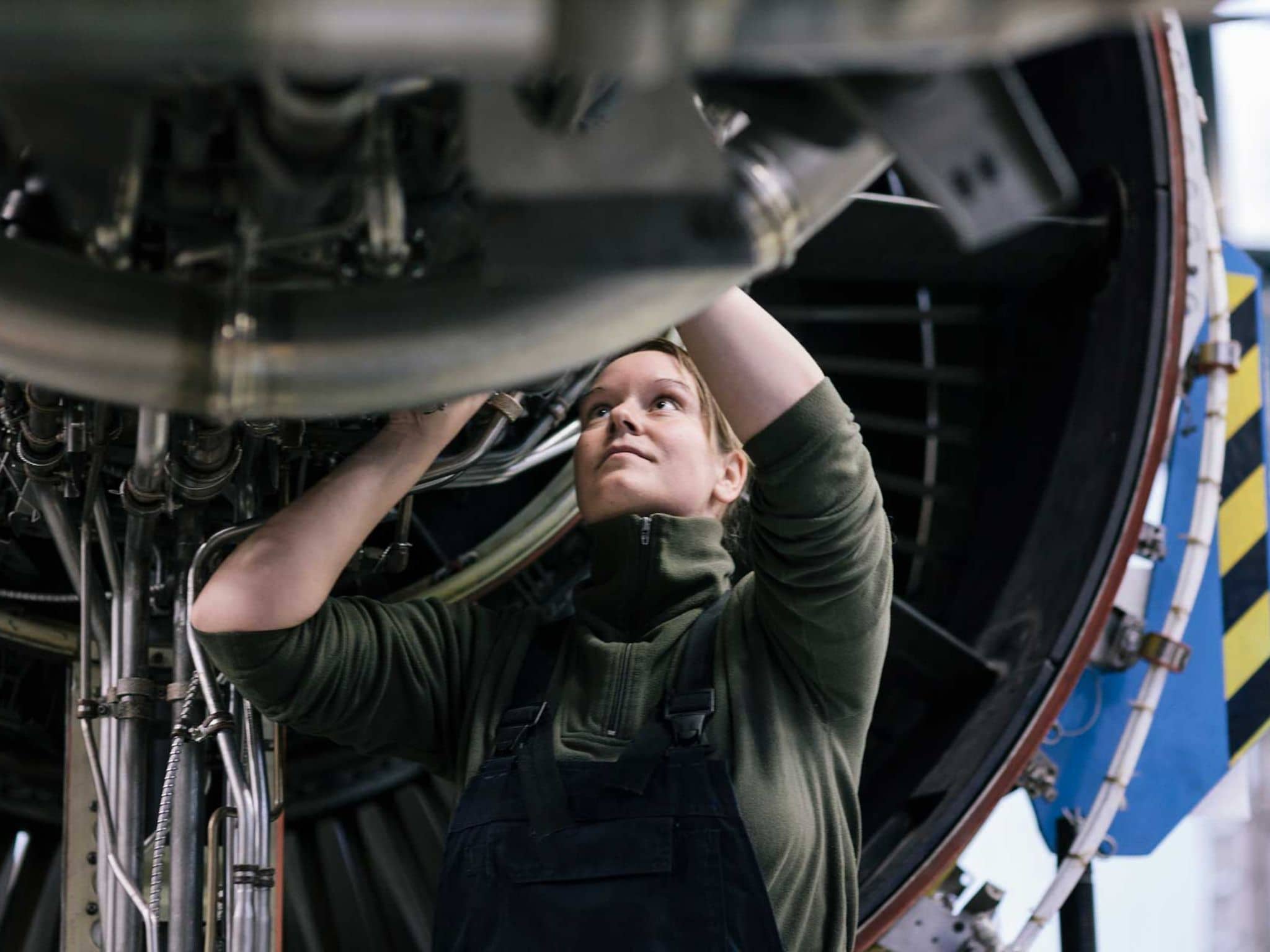 Arbeit trotz Krankschreibung: Ingenieurin arbeitet an Turbine