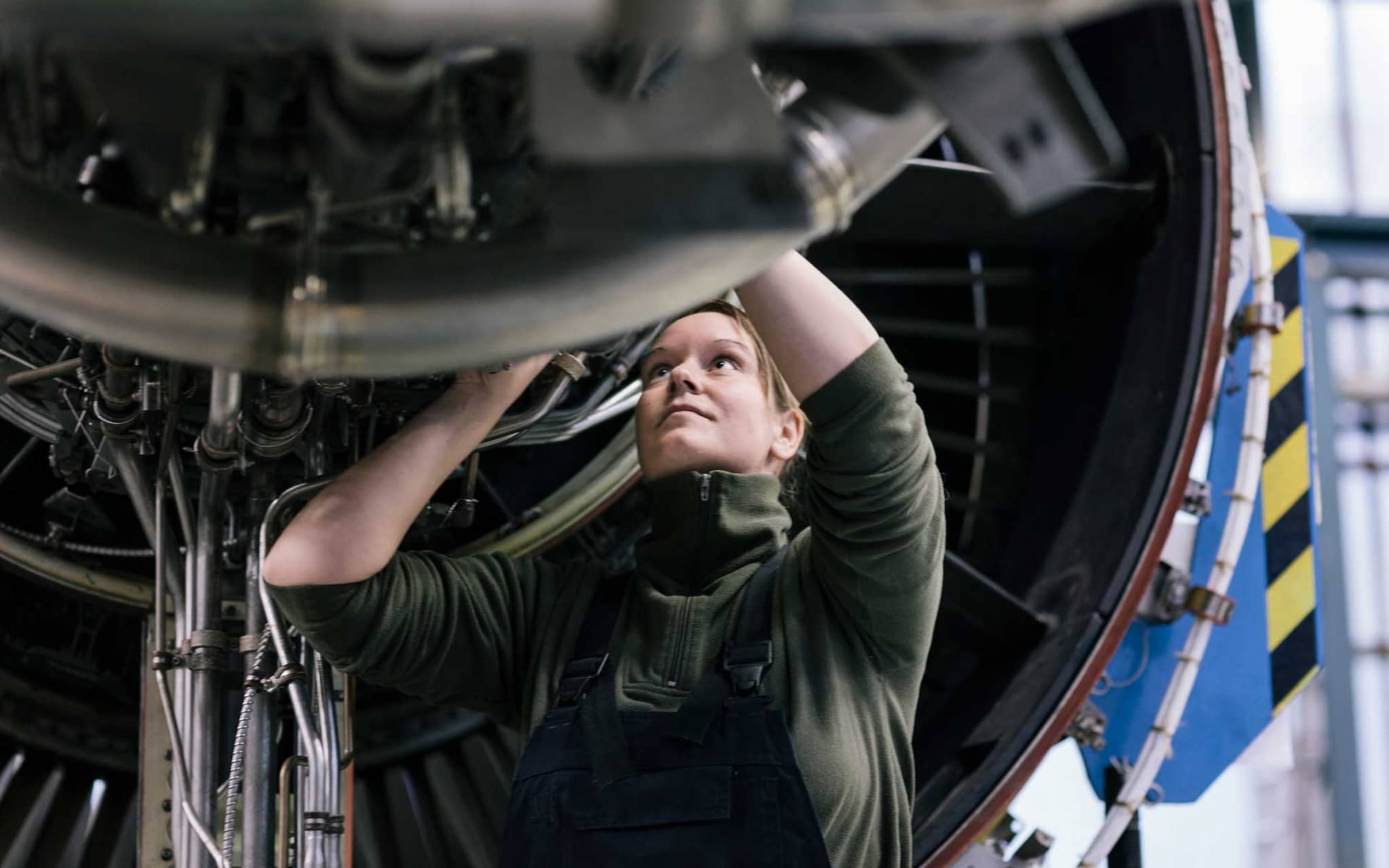 Arbeit trotz Krankschreibung: Ingenieurin arbeitet an Turbine