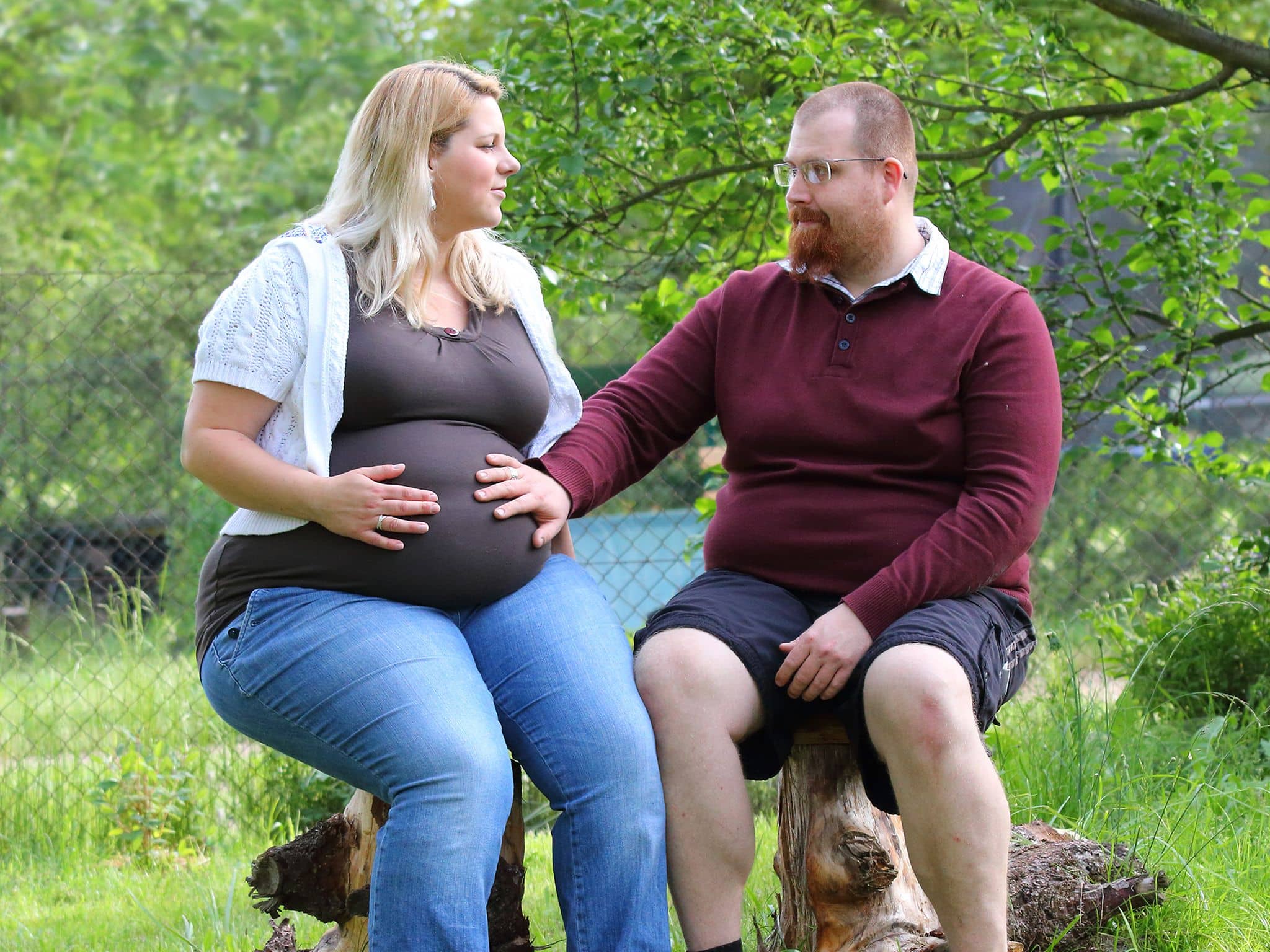 Schwanger mit Adipositas: Eine übergewichtige Schwangere streichelt ihren Babybauch