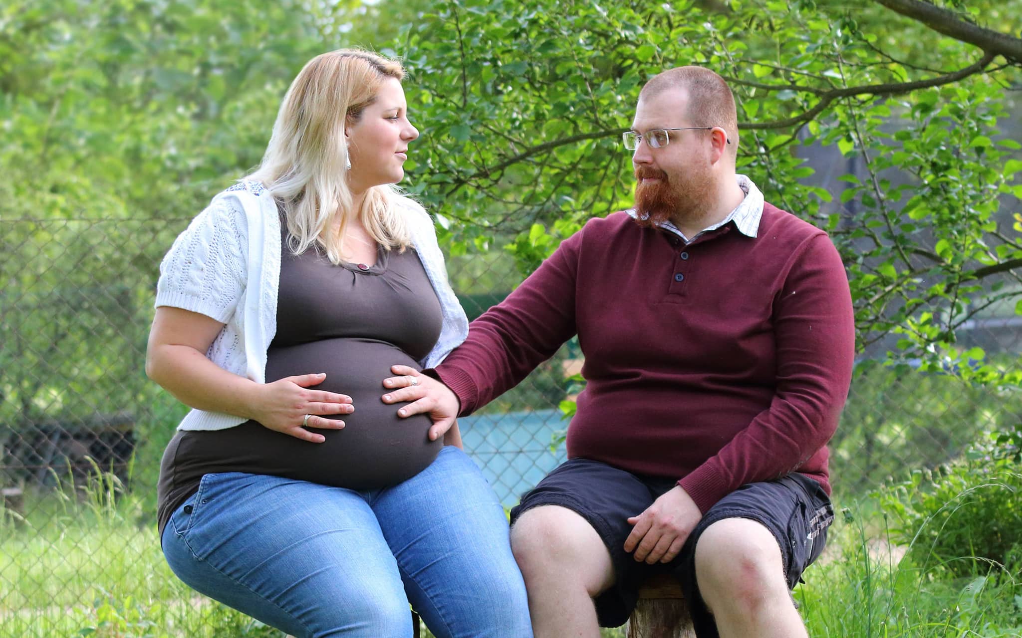 Schwanger mit Adipositas: Eine übergewichtige Schwangere streichelt ihren Babybauch