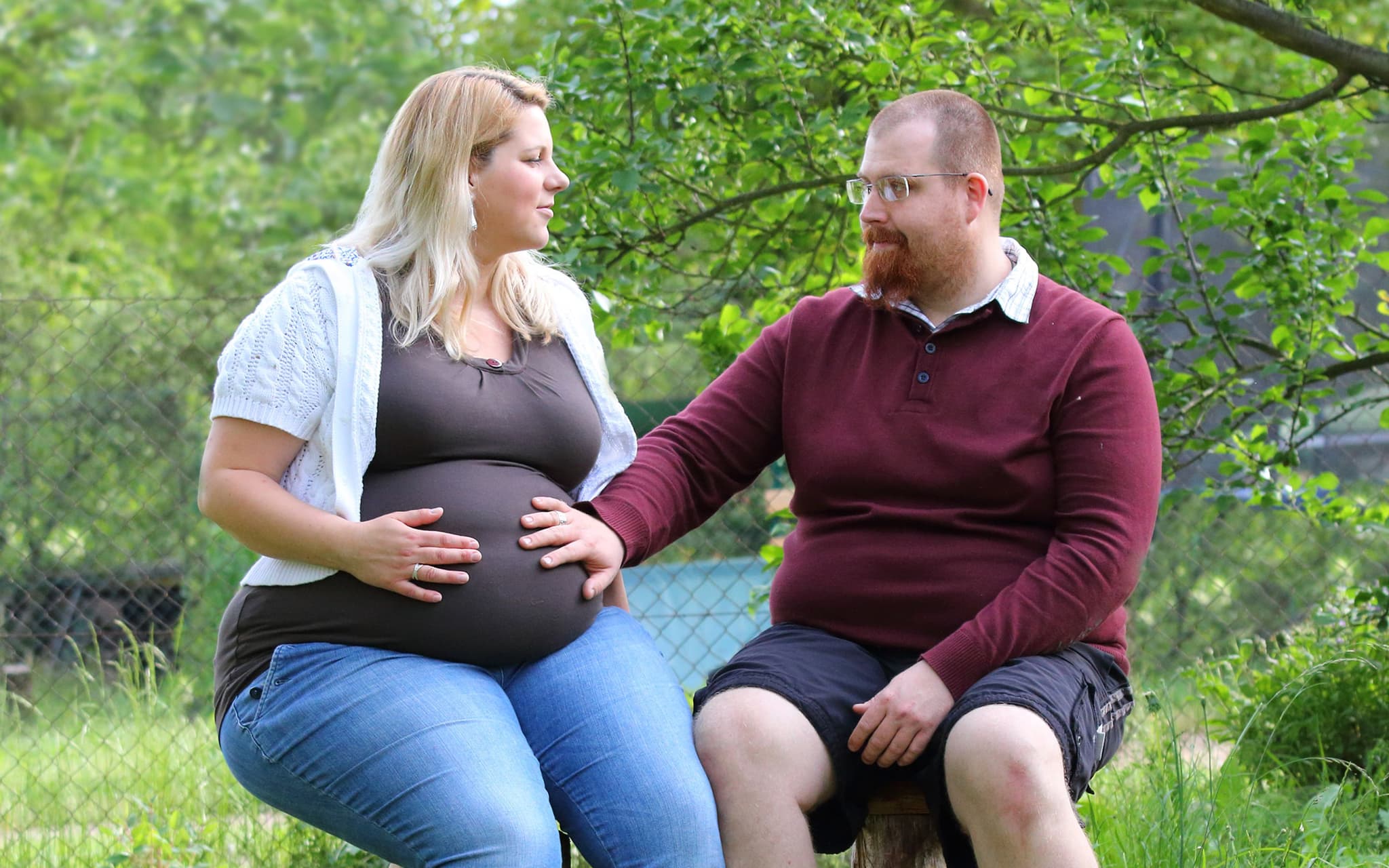 Schwanger mit Adipositas: Eine übergewichtige Schwangere streichelt ihren Babybauch