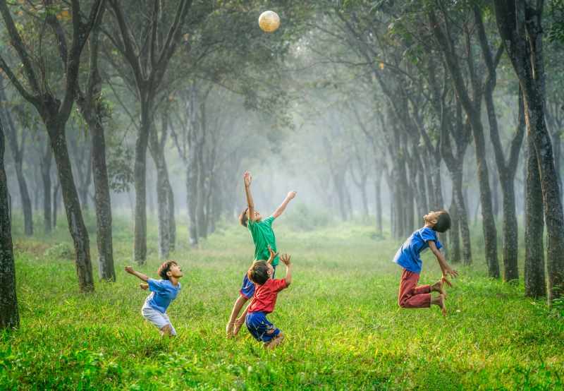 Eine Gruppe von Kindern spielt Fußball
