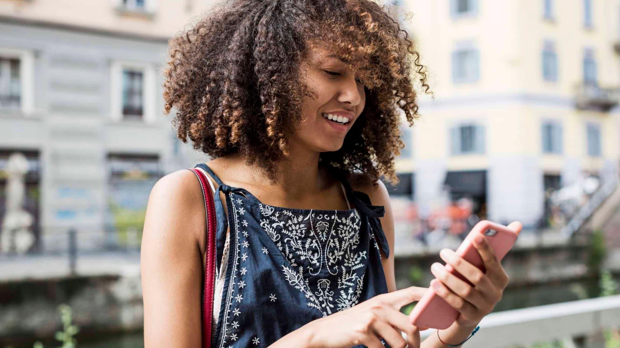 Symbolbild für digitale Leistungen der DAK-Gesundheit: Eine Frau tippt auf ihr Smartphone.