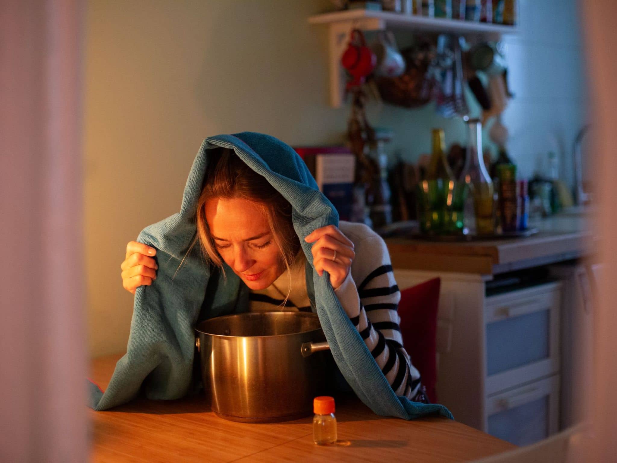 Hausmittel wie Inhalieren können gegen Nasennebenhöhlenentzündung helfen.