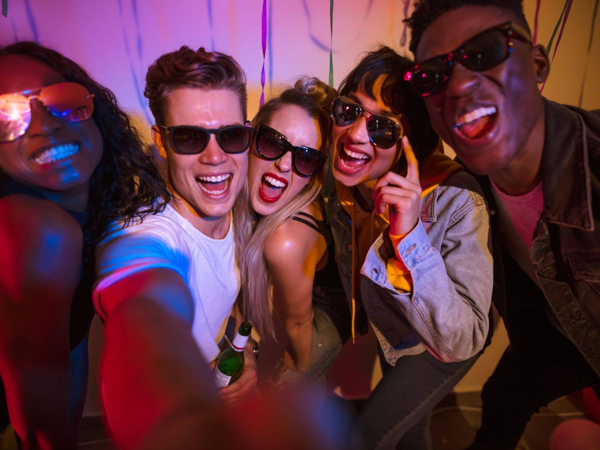 Eine Gruppe von Freunden macht ein Selfie auf einer Party.