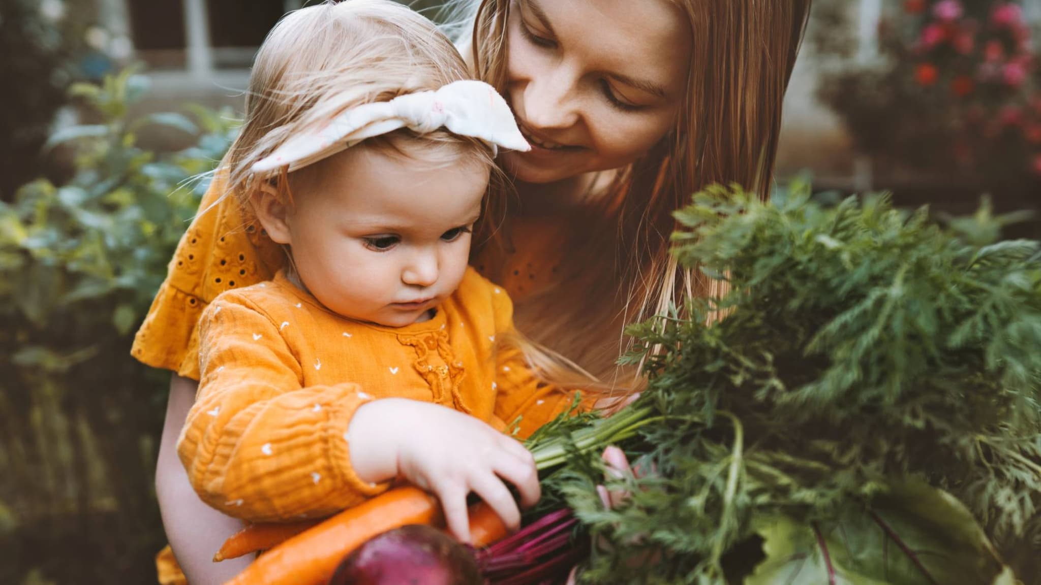 Mutter und kleine Tochter beim Gemüsekauf